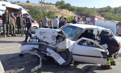 İki araç kafa kafaya çarpıştı: 1 ölü, 10 yaralı