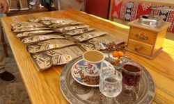Kızgın kumda kahveyi faklı aromalarla sunuyor