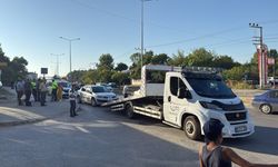 Yayaya yol vermek istedi, 3 araç birbirine girdi