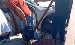 Yoldan çıkan araç bariyerlere ve direğe çarptı: 2 yaralı