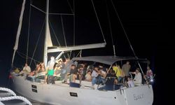 Sürüklenen yelkenli teknedeki 78 düzensiz göçmen kurtarıldı