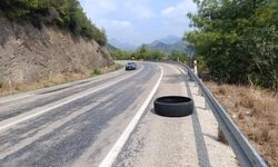 Yoldaki kamyon lastiğine çarpma anı saniye saniye görüntülendi