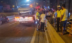 Otomobil köprü üzerinde bariyerlere çarptı!