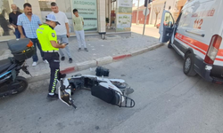 Otomobille elektrikli bisiklet çarpıştı