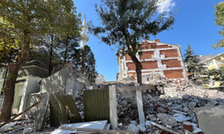 Eskişehir'de yıkılan binanın molozları cami bahçesine döküldü
