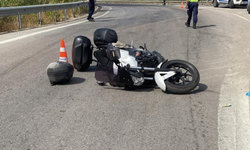 Devrilen motosiklet bariyerlere çarptı: Baba öldü, kızı ağır yaralandı