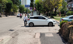 Eskişehir’de engelli yollarına araç parkları sorun yaratıyor