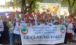Eskişehir’de Emeklilerden hükümete kırmızı kartlı protesto