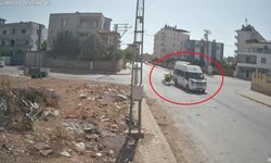 Motosiklet, minibüse ok gibi saplandı