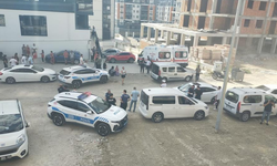 Eşini ve oğlunu öldürüp bileklerini kesti