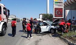 Kontrolden çıkan otomobil akaryakıt istasyonunun duvarına çarptı