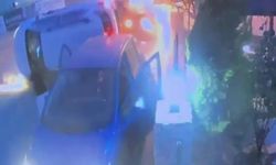Zincirleme kazada yan yatan otomobilin altında kalmaktan son anda kurtuldu