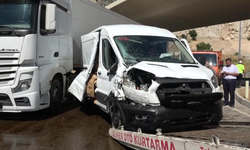 Kamyonet kavşakta tırla çarpıştı