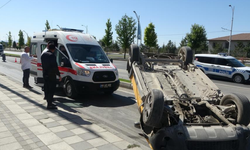 Devrilen ticari taksi ters döndü