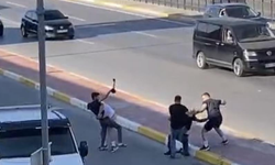 Cadde ortasında çekiç ve sopalarla kavga ettiler