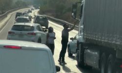 Otoyolda trafik terörü, yol kesip sürücüyle tartıştılar