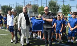 Atam'a forma hediye edildi