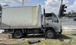 Freni patlayan kamyonet önce reklam panolarına sonra trafik ışığına çarpt