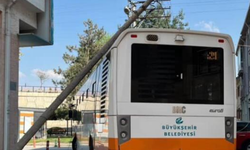 Eskişehir'de belediye otobüsü direği devirdi