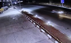 Yolun karşısına geçmek isteyen adama otomobil çarptı... Feci kaza kamerada