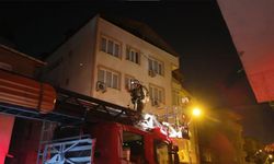 Pendik’te 3 katlı binanın çatısında yangın paniği
