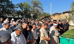 Hasar gören camiden malzemelerin üzerine düşmesi sonucu ölen adam toprağa verildi