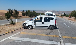 Hafif ticari araç takla attı: Aynı aileden 5 kişi yaralandı