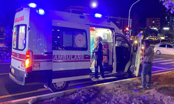 Ambulans otomobille çarpıştı: 3 yaralı
