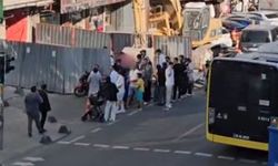 Arnavutköy’de motokurye bariyerleri yıkıp inşaat alanına daldı