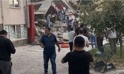 Balıkesir'de deprem sonrası bir bina çöktü
