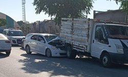Otomobil park halindeki kamyonete çarptı: 1 yaralı