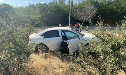Otomobil yol kenarındaki bordür taşlara çarptı: Yaralılar var
