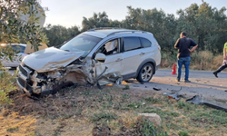 Hatalı sollamada 3 araç birbirine girdi