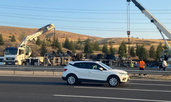 Beton mikseri otomobilin üzerine devrildi: 6 yaralı