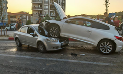 Direksiyon hakimiyetini kaybetti: Yaralılar var