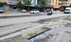 Adana’da belediyenin yapmadığı yola esnaftan ilginç çözüm