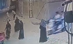 Sesinden rahatsız olduğu çocukları sopayla dövdü
