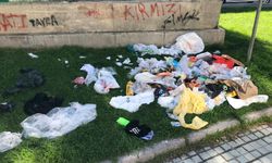 Eskişehir'de yere atılmış çöp ve kıyafetler dikkat çekti