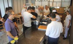 Öğrencilerin uygun fiyata ürettiği baklava için sıraya giriyorlar