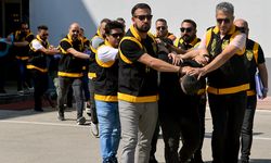 Adana’da haraç isteyen çeteye operasyon: 12 silah ile 54 bin hap ele geçirildi