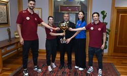 Kupaları rektöre teslim ettiler