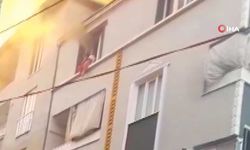 Annanenin torunu kurtarmak için 3. kattan aşağıya bıraktığı görüntüler ortaya çıktı