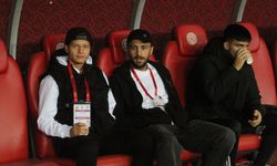 Tribüne çıktılar