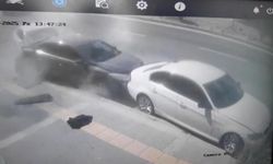 Fren yerine gaza basan sürücü 4 araca çarptı