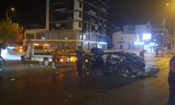 Kavşağa çıkan otomobili adeta biçti, sürücü araçtan fırladı: 3 yaralı