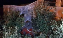Yoldan çıkan otomobil seraya çarptı