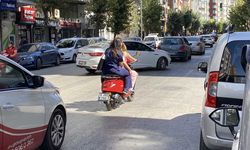 Kent merkezinde ilginç görüntü: 3 kadın aynı motosiklete bindi