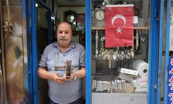 4 metrekarelik dükkanda zamana ayar veriyor