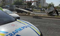 Diyarbakır’da iki otomobil çarpıştı