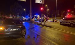 Işıkta bekleyen otomobile arkadan çarpıp, takla attı